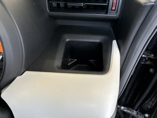 運転席側掘り込み式カップホルダー