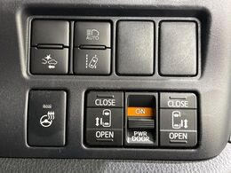 【両側パワースライドドア】スマートキーや運転席のスイッチで後席両側スライドドアの開閉が可能♪電動だから力を入れてドアを開ける必要が無く、小さなお子様でも簡単に開け閉めでき快適です♪