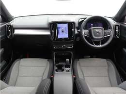 Google搭載/ETC2.0/360度カメラのフルセット搭載。9インチ・タッチスクリーン式センターディスプレイと、モード選択式の12.3インチデジタル液晶ドライバー・ディスプレイを装備。