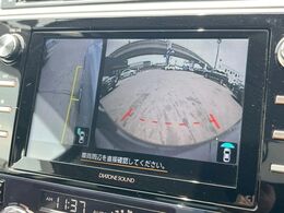 【フロント＆サイドカメラ】ドライバーから見にくい死角部分を映像で確認できる前方と左側面にカメラを装着。見通しがきかない場所や住宅密集地などを運転することが多い人におすすめの安心装備です。