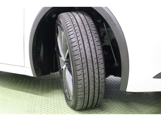 タイヤサイズはハイスペックな195/50R19。