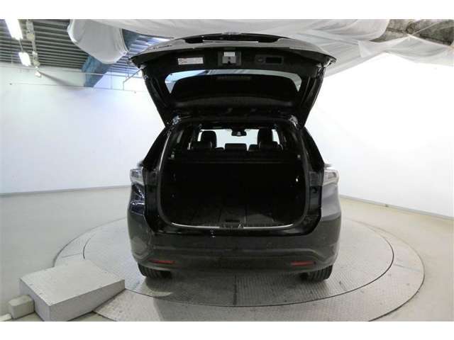 バックドアを上げた状態です。シートを倒せば荷室のスペースが広くなります！用途に合わせて快適な室内を！