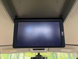 【フリップダウンモニター】大画面モニターで後席でもエンタメをお楽しみいただけます。小さなお子様にも大人気の装備です♪