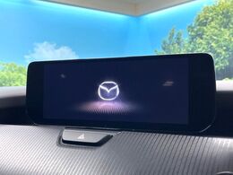 【10.25インチマツダコネクト】車内の雰囲気にマッチした大型ディスプレイ。スマホ接続でのナビ使用やBluetooth再生等、様々な機能が楽しめます。直感的なダイヤル操作が可能で、使い勝手も良好です。
