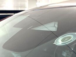 【スマートブレーキサポート】走行中に前方の車両等を認識し、衝突しそうな時は警報とブレーキで衝突回避と被害軽減をアシスト。より安全にドライブをお楽しみいただけます。