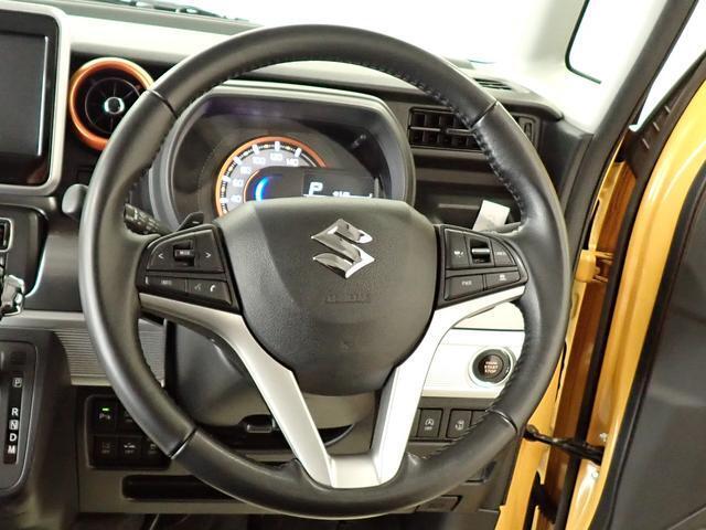 本革巻きのステアリングホイールが　車内に高級感をプラスします。手になじみ、運転しやすいです。