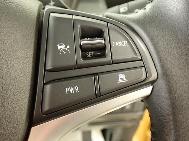 先行車との車間距離を保ちながら加速・減速してくれる「アダプティブクルーズコントロール」を装備しています。ロングドライブに最適ですね！