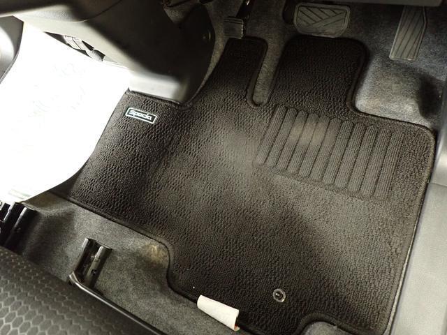 足元にフロアマットを装着しています。水分を吸収してくれるので、雨の日でも滑りにくいです☆