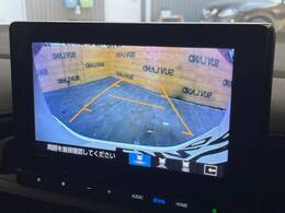 【バックカメラ】駐車時に後方がリアルタイム映像で確認できます。大型商業施設や立体駐車場での駐車時や、夜間のバック時に大活躍！運転スキルに関わらず、今や必須となった装備のひとつです！
