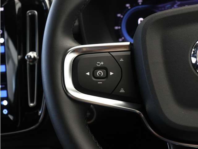 設定した速度を上限に、前方車両との車間距離を自動的に調整しながら加速、巡航、減速を交通の流れに合わせて自動で行う全車速追従機能付ACC（アダプティブ・クルーズ・コントロール）を標準装備しています。