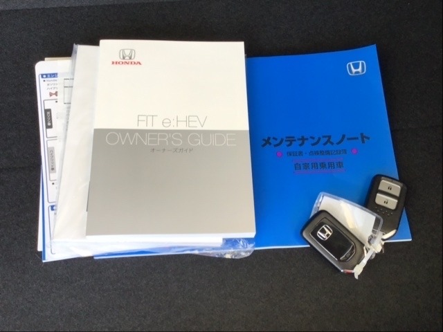 メンテナンスノート【整備記録簿】、取説も揃ってます。スマートキーはバッグなどにしまったままボタン操作でエンジンの始動・停止ができて大変便利です。