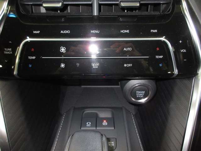 人が乗っていない席を判断し、空調を制御する機能を備えたフルオートエアコンです。