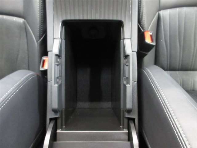 大型のセンターコンソールボックスです。