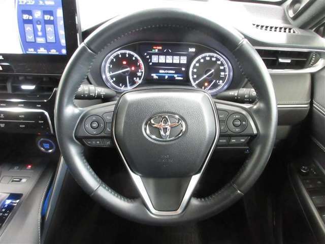 本革巻き＋サテンメッキ加飾付3本スポークステアリング。ステアリングスイッチでオーディオの調節や各種切り替えができます。