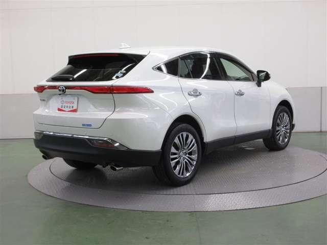 リヤは、入念なチューニングが施された、ダブルウィッシュボーンサスペンションを採用。