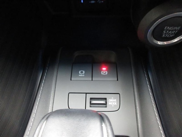 シフトレバーPポジションで作動し、Pポジション以外のシフトチェンジで解除される、電動パーキングブレーキです。