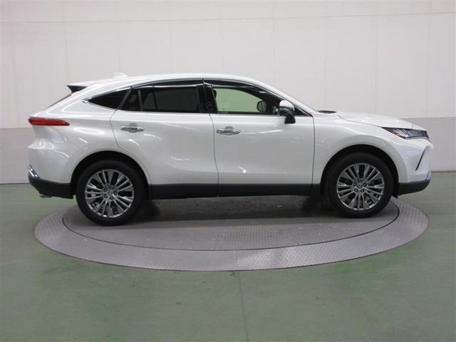 上質な乗り心地を実現した、重厚感としなやかさを併せ持つサスペンションです。