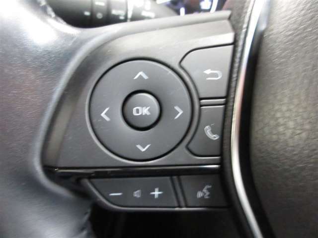 本革巻き＋サテンメッキ加飾付3本スポークステアリング。ステアリングスイッチでオーディオの調節や各種切り替えができます。