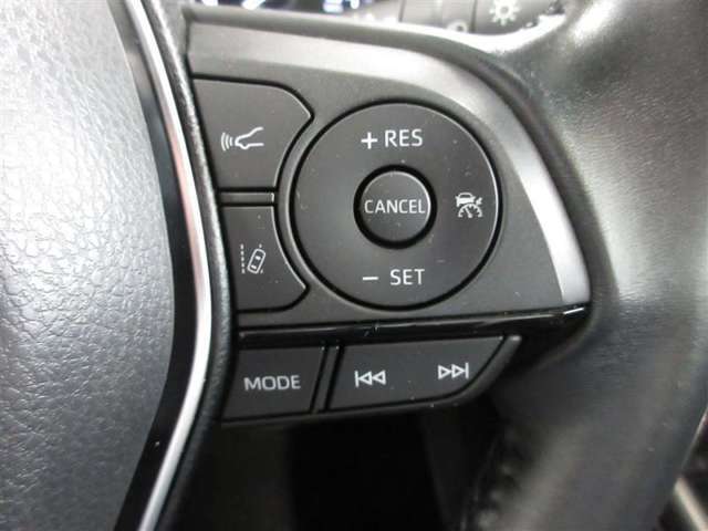 ミリ波レーダーと単眼カメラで先行車との車間距離を保って走行できるレーダークルーズコントロールです（全車速追従機能付）