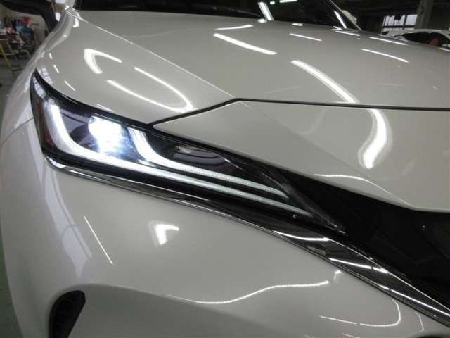 LEDの配光範囲を細やかに制御し、先行車や対向車に光が当たる部分だけを自動的に遮光するアダプティブハイビームシステム