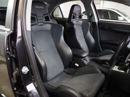 ☆オプションでホールド性に優れたレカロ製　革/グランリュクスコンビシート装備！