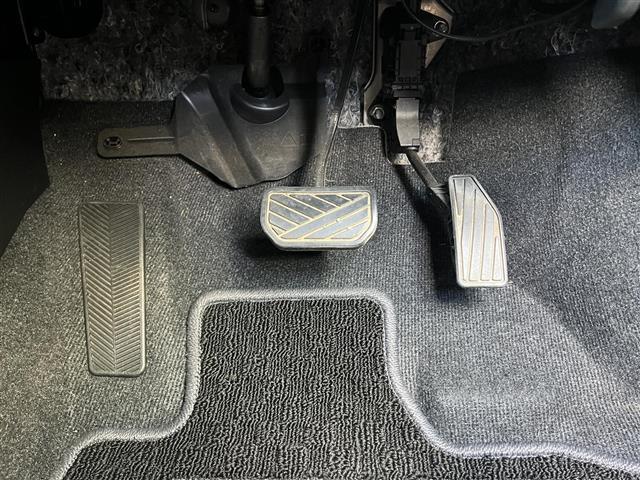 【アクセルブレーキ】『アクセルブレーキ周辺』の画像になります。写真の内容に関してご不明点、ご質問等がございましたらお気軽にガリバー店舗までお問い合わせください。