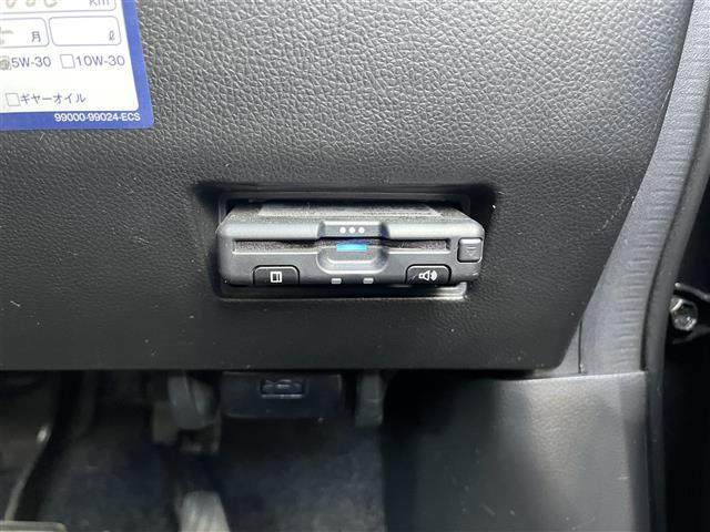 【ETC】有料道路を利用する際に料金所で停止することなく通過できる、ETC車載器（ノンストップ自動料金収受システム機器）が装備されています。セットアップを行うことで利用可能になります。