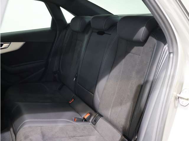 中古車展示場は新車ショールームに隣接、厳選されたAudi認定中古車を展示しております。