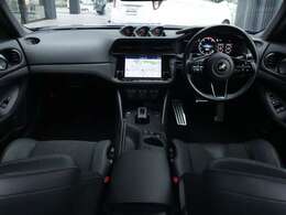 フェアレディZのデザインを継承したモダンで機能的なインテリアデザイン。