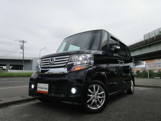 入庫時には全車ポリッシャーを使い、外装の磨き施工を行い、小キズ・水垢を落とします！納車前には展示中に付いた汚れを落とし、WAXコーティングをしてボディの艶出し・保護を致します！仕上がりにご期待下さい！