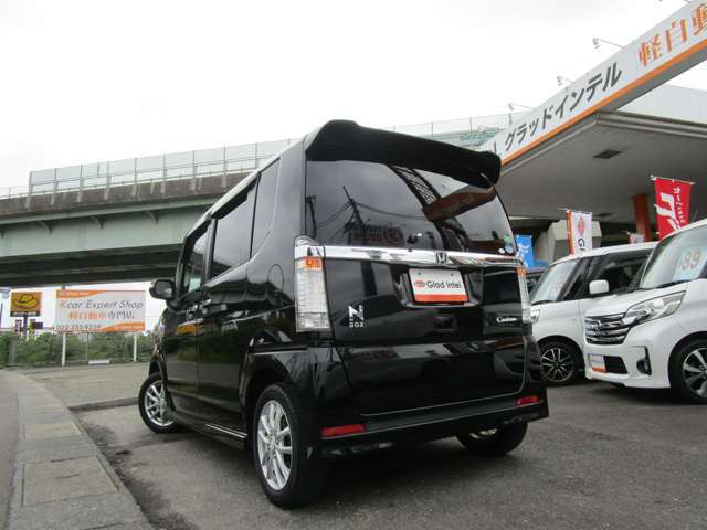 グラッドインテル六丁の目店は軽自動車専門店です！お客様のニーズに合わせ、格安車両からこだわりの車両、ライトカスタムを施した車両など、約50台展示販売しております！きっとお気に入りの1台が見つかります！