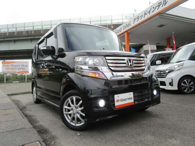 車体色はホンダのブラックです♪車種を問わず、ブラックカラーは人気のカラーですので、どの様な方にもおススメのお車です！磨いた後や、洗車後の輝きはブラックカラーならではの光沢があります！