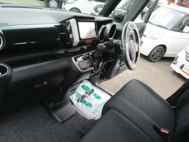 クリーニング専門スタッフが全車室内クリーニングをしております！納車前には展示中に付いた汚れ等を落とし、徹底的に仕上げますので、気持ち良く納車を迎えて頂けます！ご満足頂ける自信があります！！