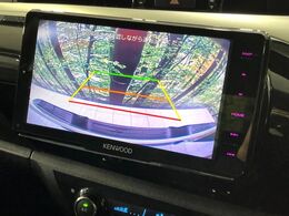 【バックカメラ】駐車時に後方がリアルタイム映像で確認できます。大型商業施設や立体駐車場での駐車時や、夜間のバック時に大活躍！運転スキルに関わらず、今や必須となった装備のひとつです！