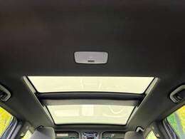 【調光パノラマルーフ】車内の解放感が一気に上がる大型パノラマルーフに調光機能がプラス！日差しが強い時、シェードを閉めなくてもガラスの透明度を調整することで心地よい明るさに♪