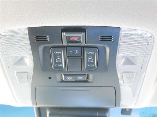 前列ルームランプ(両側パワースライド・パワーバックドアの操作が可能です)