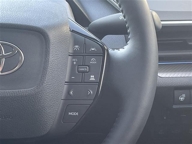 【　ステアリングスイッチ　】手元のスイッチでナビ操作が可能です。非常に便利な機能です。取り付けのナビによってはオプション設定となっております。詳しくはスタッフまで。