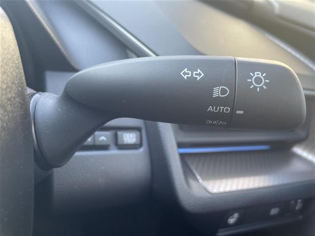 【　オートライト　】オートライトなのでライトの点け忘れを気にすることなく運転が出来ます。