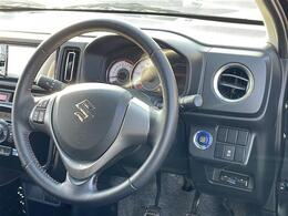 【ステアリング】軽い力で扱いやすいハンドルです。目立つ傷やスレなどなく綺麗な状態です！除菌プランいれていただくとさらに快適に！清潔なお車はお子様にも安心ですね！