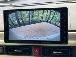 【バックカメラ】駐車時に後方がリアルタイム映像で確認できます。大型商業施設や立体駐車場での駐車時や、夜間のバック時に大活躍！運転スキルに関わらず、今や必須となった装備のひとつです！