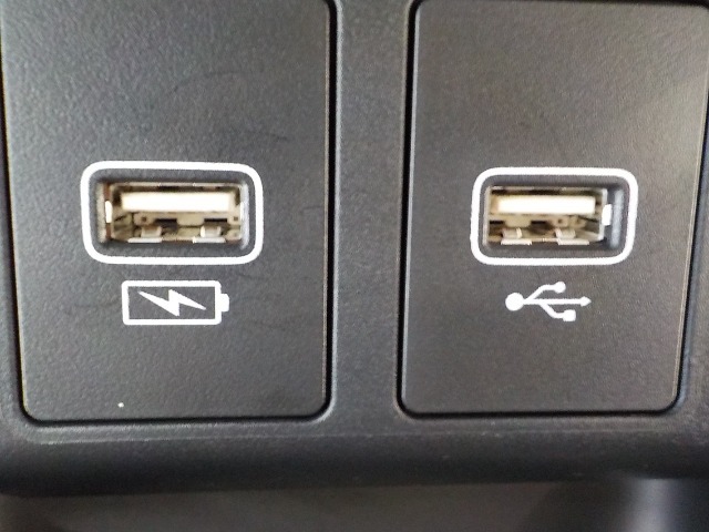 【USBポート】USBポートも装備されています、スマートフォンの充電やオーディオに連携も可能です、今や欠かせない装備の一つです！