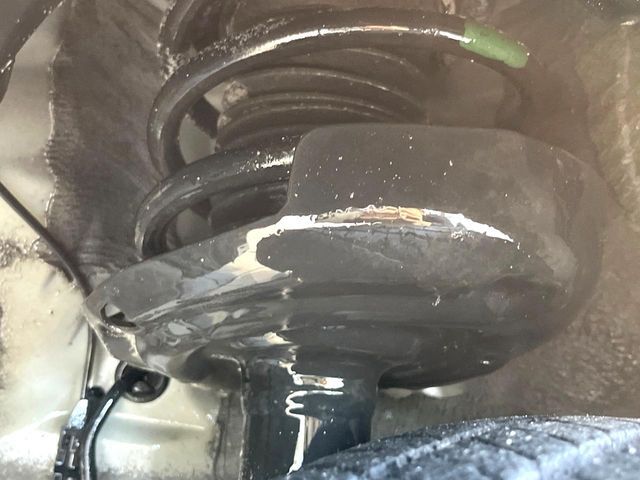 お車を安心してお乗りいただく為には、足回りの定期点検が欠かせません。サービスサポート（有償保証）では無料点検もご提供しており、安心のカーライフをお過ごしいただけるサポート体制が整っています。