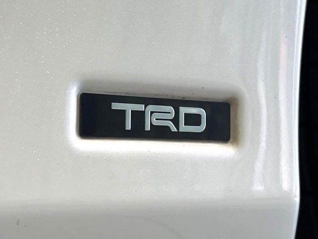【TRDエアロ】人気のTRDエアロを装備！クルマの外観がよりスタイリッシュになり、街中で存在感あふれる1台に♪将来買い替える時にもリセールに影響しやすく、価値ある人気の装備です！
