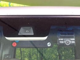 【ホンダセンシング】走行中に前方の車両等を認識し、衝突しそうな時は警報とブレーキで衝突回避と被害軽減をアシスト。より安全にドライブをお楽しみいただけます。