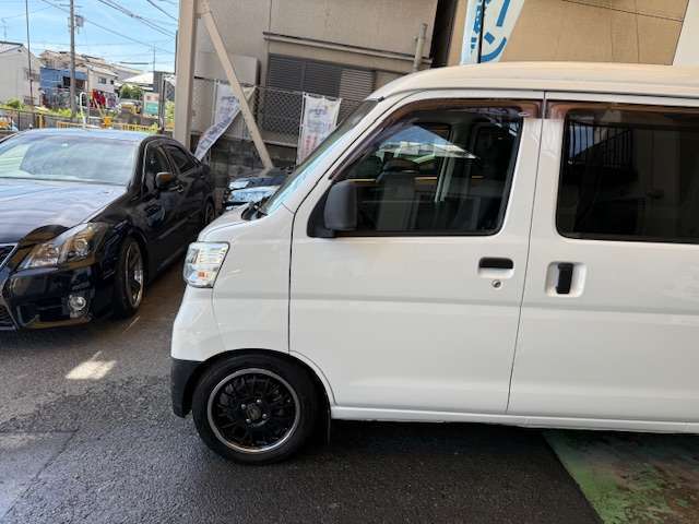 当社の展示車両は入庫した際に車両状態チェック、内外装ともに徹底クリーニングで気持ちの良い綺麗な状態での仕上がりを心がけております。