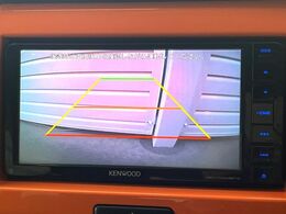 【バックカメラ】駐車時に後方がリアルタイム映像で確認できます。大型商業施設や立体駐車場での駐車時や、夜間のバック時に大活躍！運転スキルに関わらず、今や必須となった装備のひとつです！