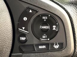 【アダプティブクルーズコントロール】高速道路での長距離走行が楽に！！自動で速度を保つクルーズコントロールが、衝突軽減システムと連携し、前方の車両を感知して車間を保つように速度調節してくれます！！