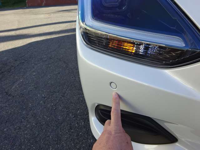 障害物が近づくとセンサーが反応し、警告音で知らせてくれます。