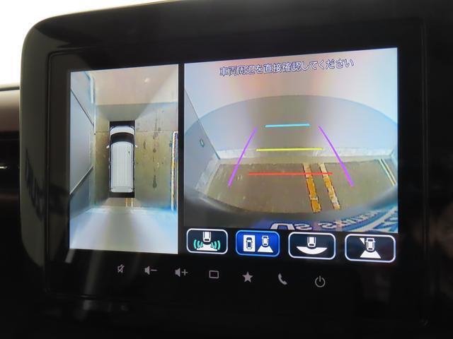 【全方位型モニター】クルマを上空から見下ろしているかのように、直感的に周囲の状況を把握できる全方位型モニター。狭い場所での駐車でも周囲が映像で確認できます。