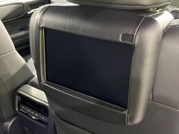 【後席モニター】家族や友人とお出かけする機会が多い方に大人気の後席モニターを装備！見やすい位置に画面がありテレビやDVDの視聴も快適！友達もお子様も、後席にしか乗らなくなるかも？？